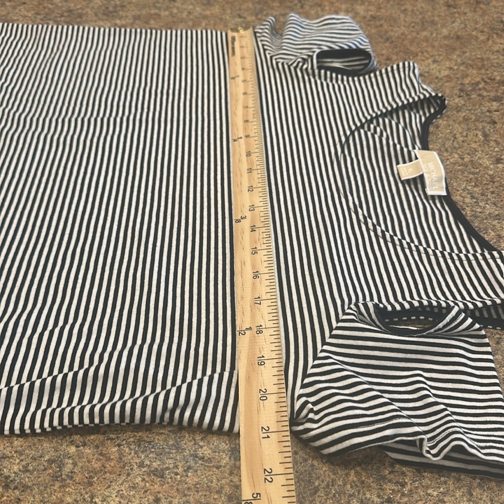 Michael Kors Cold Shoulder Short Sleeved Top Size XL Black White Striped - Picture 8 of 9
